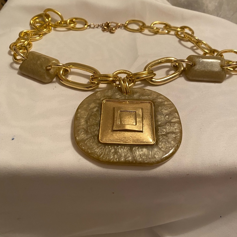 Chic Gold-Tone Necklace with Geometric Pendant
